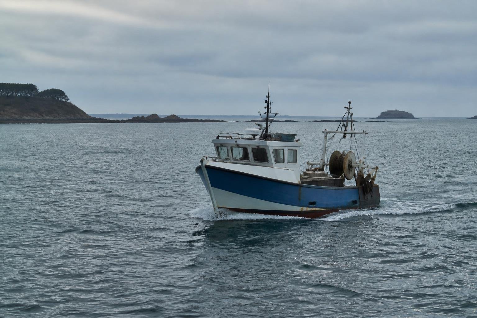 Bateau de pêche traditionnel en baie de Saint-Malo