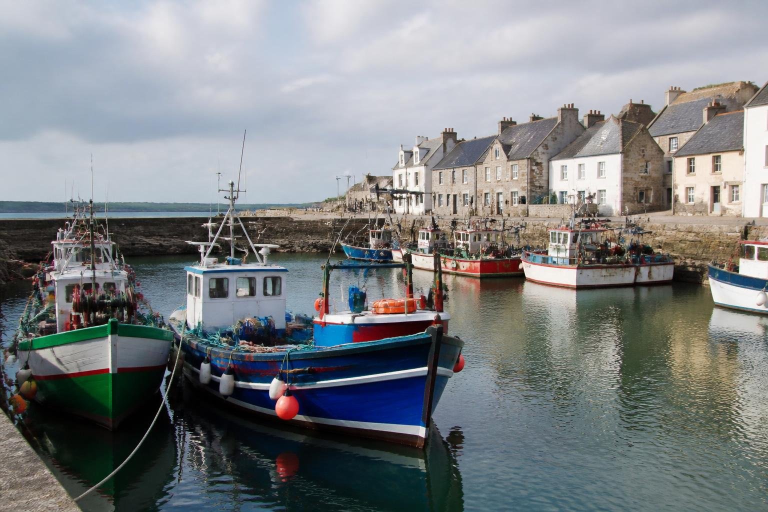 Bateaux de pêche traditionnels amarrés dans un petit port breton