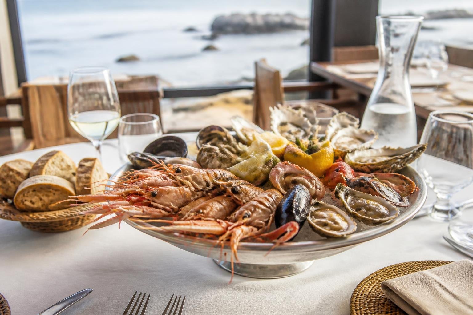 Fruits de mer frais présentés à table dans un restaurant côtier