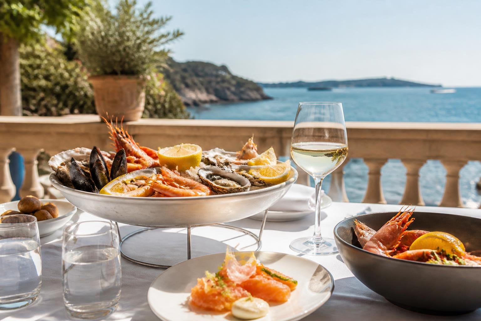 Terrasse ensoleillée avec fruits de mer et vue sur la mer