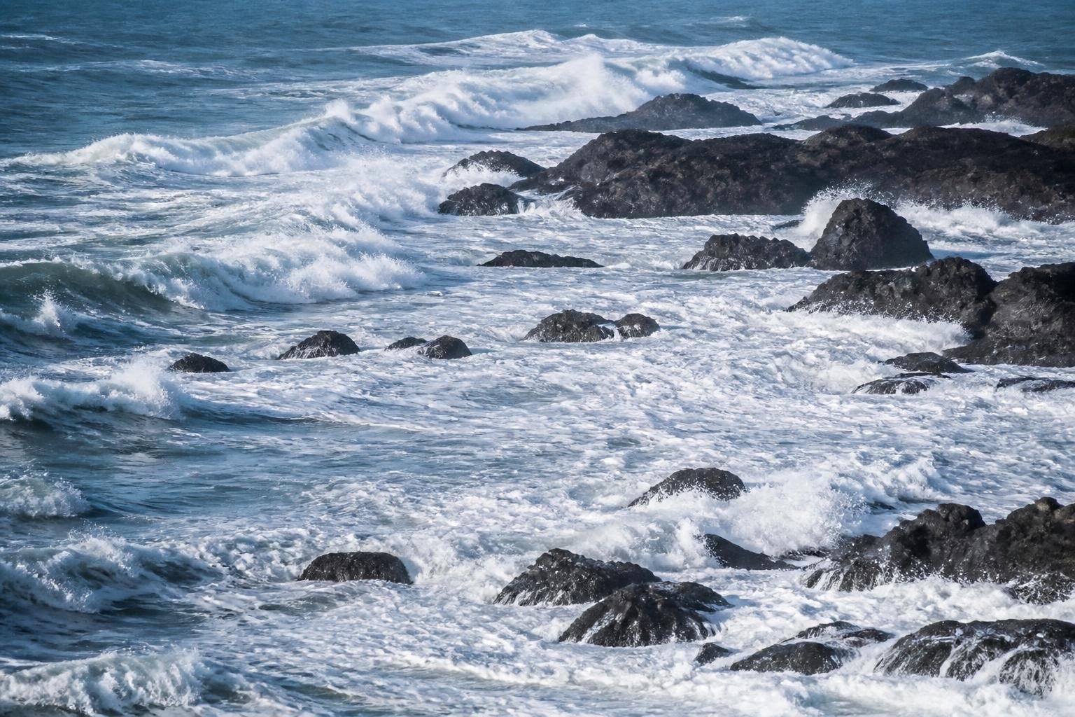 Côte rocheuse bretonne submergée par les vagues à marée haute