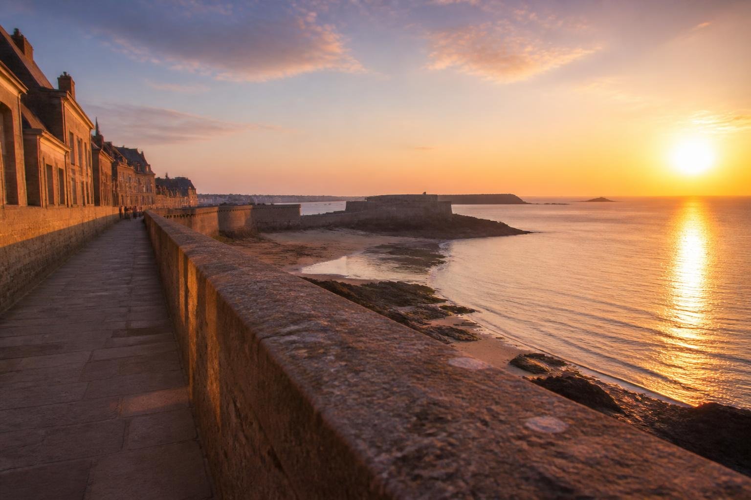 Vue des remparts historiques intra-muros de Saint-Malo face à la mer